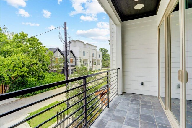 Building Photo - 2715 Drew St