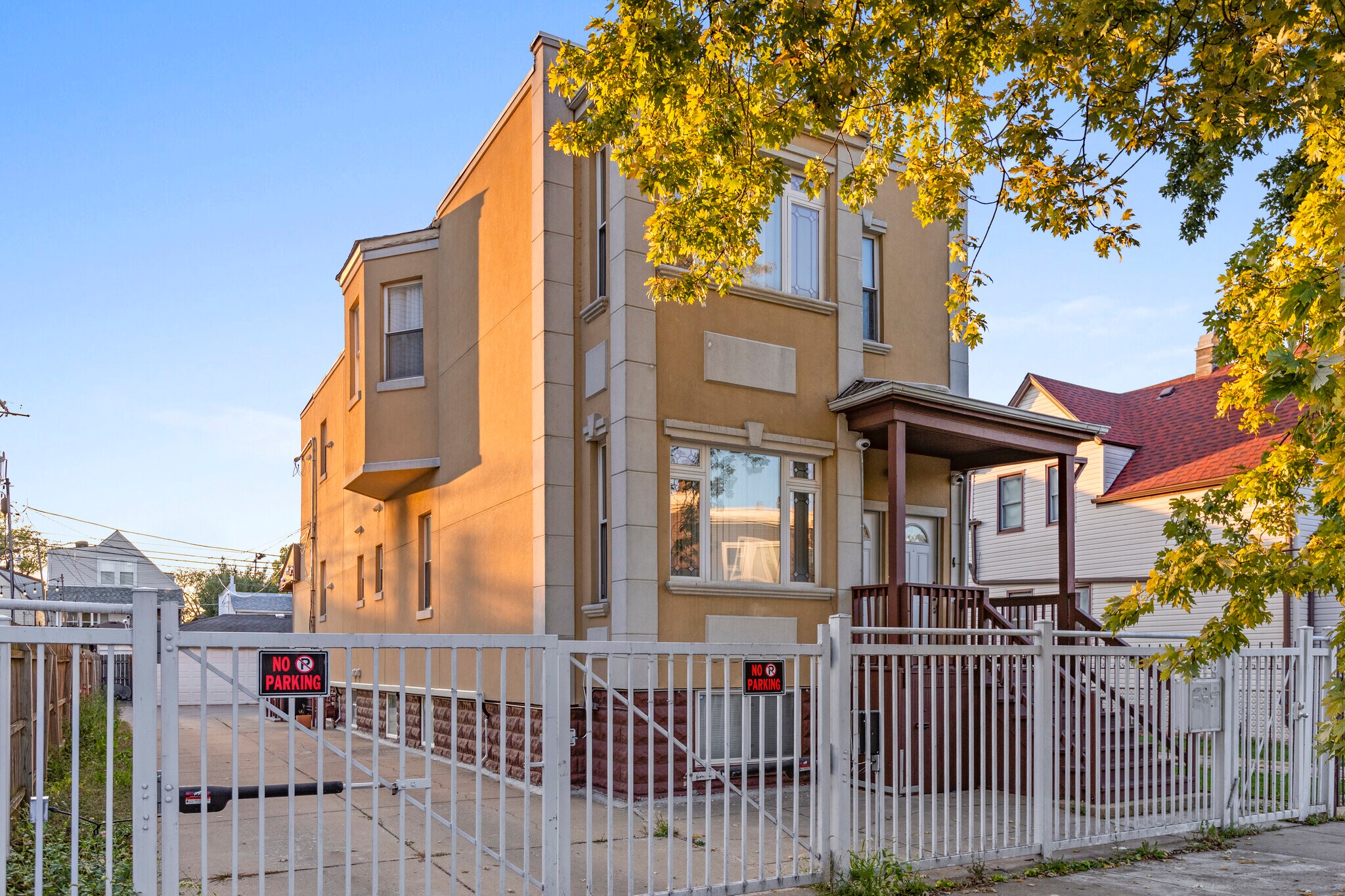 Building Photo - 2028 N Hamlin Ave