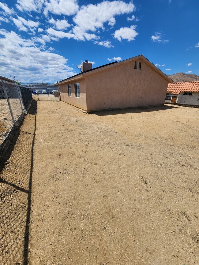 Building Photo - 3 bedroom 2 bathroom close to shops and public transportation