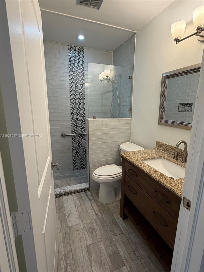 Building Photo - 7417 Twin Sabal Dr