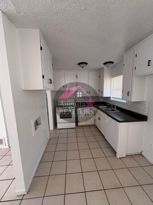Building Photo - 966 N La Salle Dr