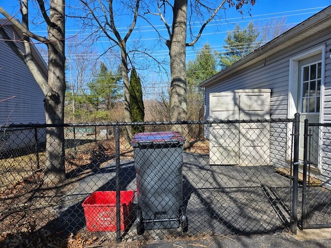 Building Photo - 2 Bedroom House Available November 10 2025