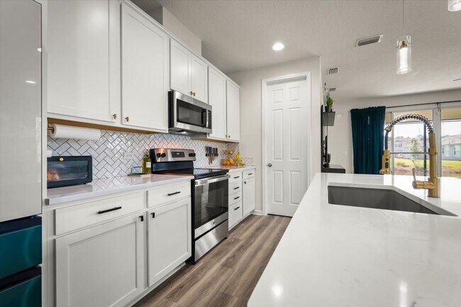 Building Photo - 4 Bedrooms | 2 Bathrooms | Screened Patio ...