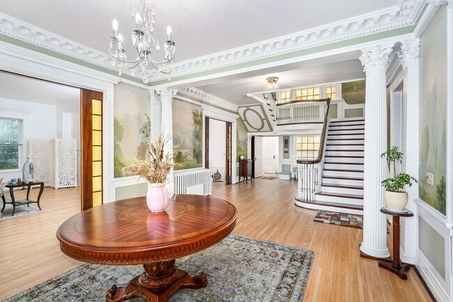 Building Photo - Beautiful 3 Bedroom/2 Bathroom First Floor Apartment in East Duluth Mansion - AVAILABLE JUNE!
