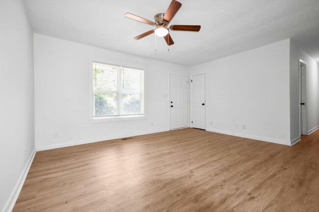 Building Photo - Pet Friendly Three Bedroom!
