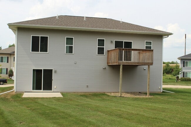 Building Photo - 4 bed/3 bath Split-foyer. Great Location!
