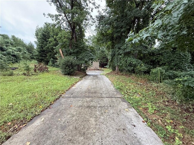 Building Photo - 1505 Hillcrest Dr