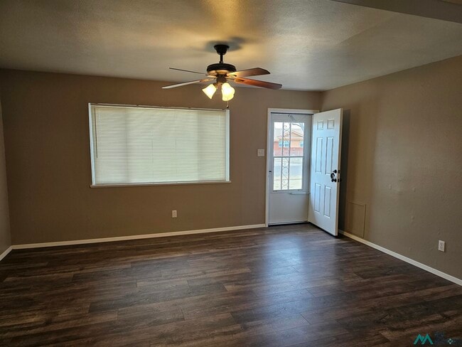 Building Photo - 300 Circle Dr