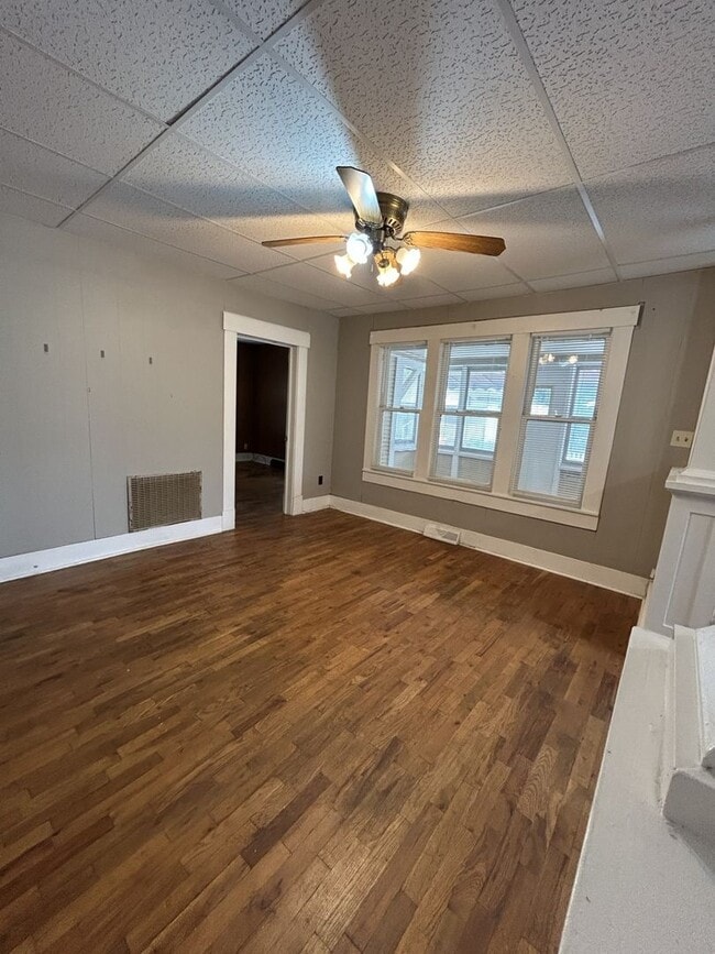 Building Photo - Just Remodeled! 2br/1ba - with Garage and Fenced-in Yard!
