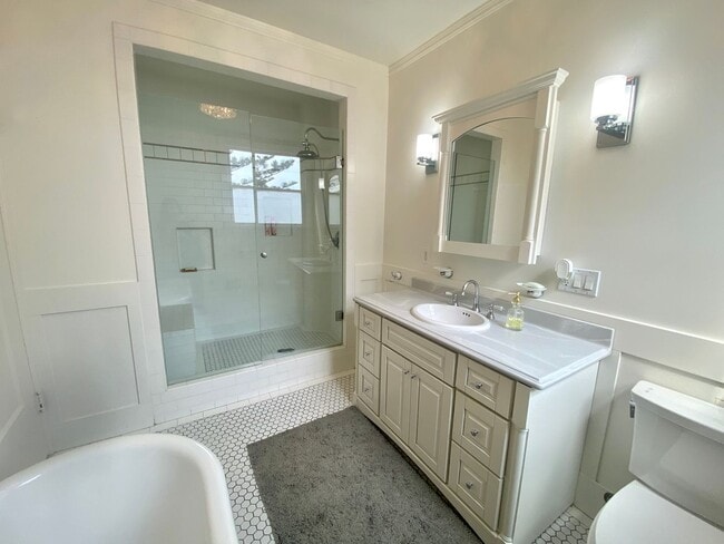Building Photo - Gorgeous Richmond Home w/Deck and Yard