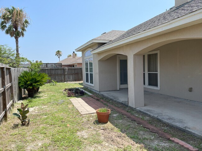 Building Photo - 15221 Main Royal Dr