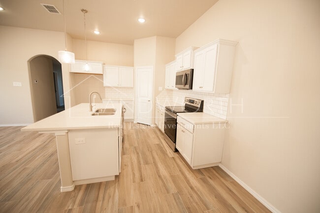 Building Photo - 3/2/2 Townhome near high school