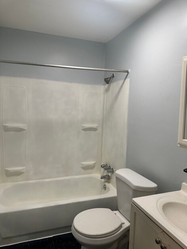 Building Photo - Spacious, Corner Home, Central Air, W/D Hook-Up! Available Now!