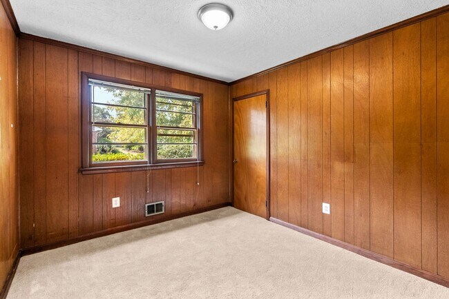 Building Photo - 5 Bed 3 Bath - Chevy Chase Rambler - Move ...
