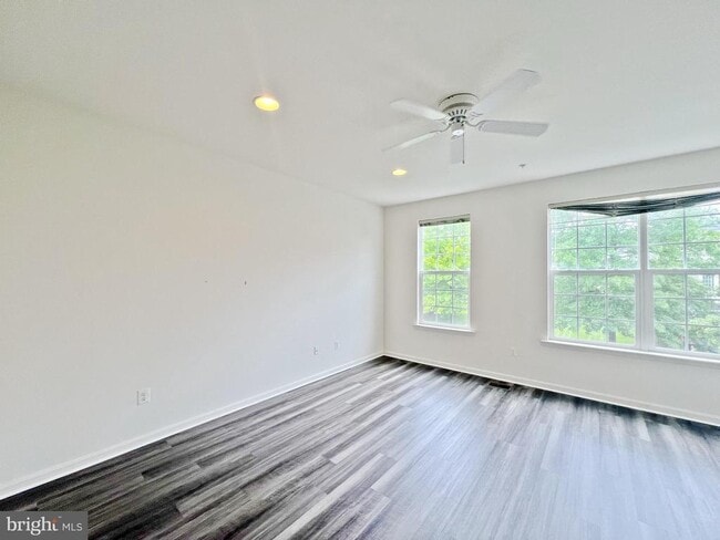 Building Photo - 642 Tivoli Rd