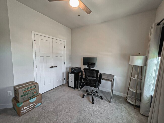 Building Photo - Luxurious 4 Bedroom 3.5 Bathroom End Unit ...