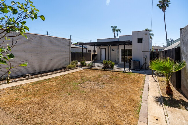 Building Photo - 1316 N Mariposa Ave