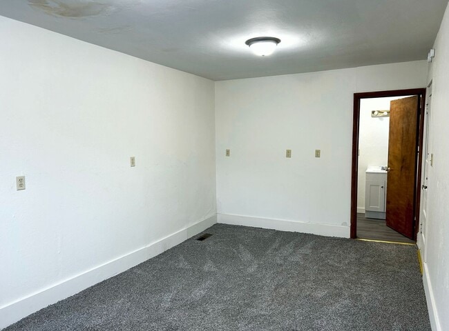 Building Photo - Recently Updated first floor apartment within walking distance to Main St  Grove City !