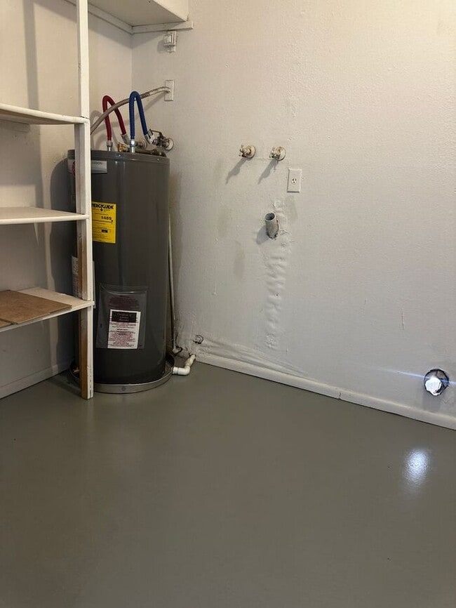 Building Photo - $500 Move In Special!2-bedroom, 1-bath apartment in Mesa, AZ