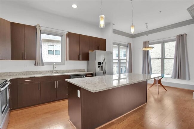 Building Photo - 745 Fountainhead Ln NE