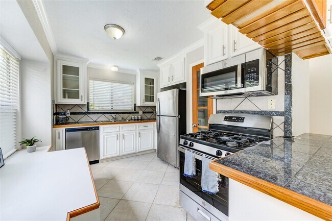 Building Photo - 5255 Beaverbrook Dr