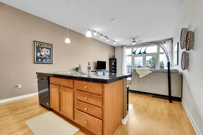 Building Photo - Immaculate, Beautifully Furnished  1-Bed 1-Bath Condo- Available Now!