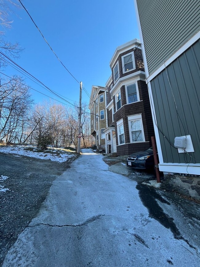 Building Photo - Great 5 bed Close to Northeastern