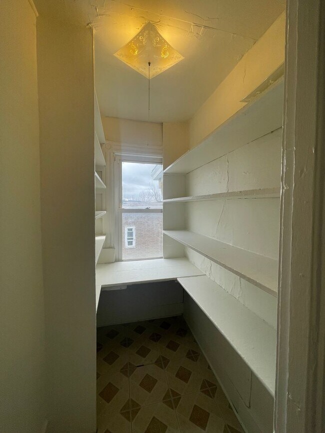 Building Photo - Clean & Updated 1BR Close to Downtown – $1200 Available Now