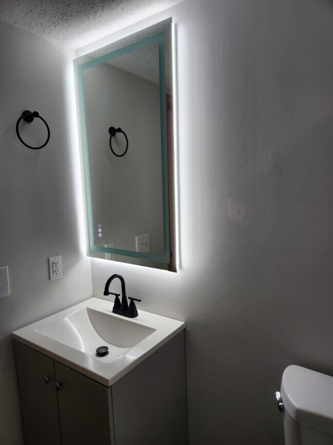 Building Photo - 32 Bellevue Dr