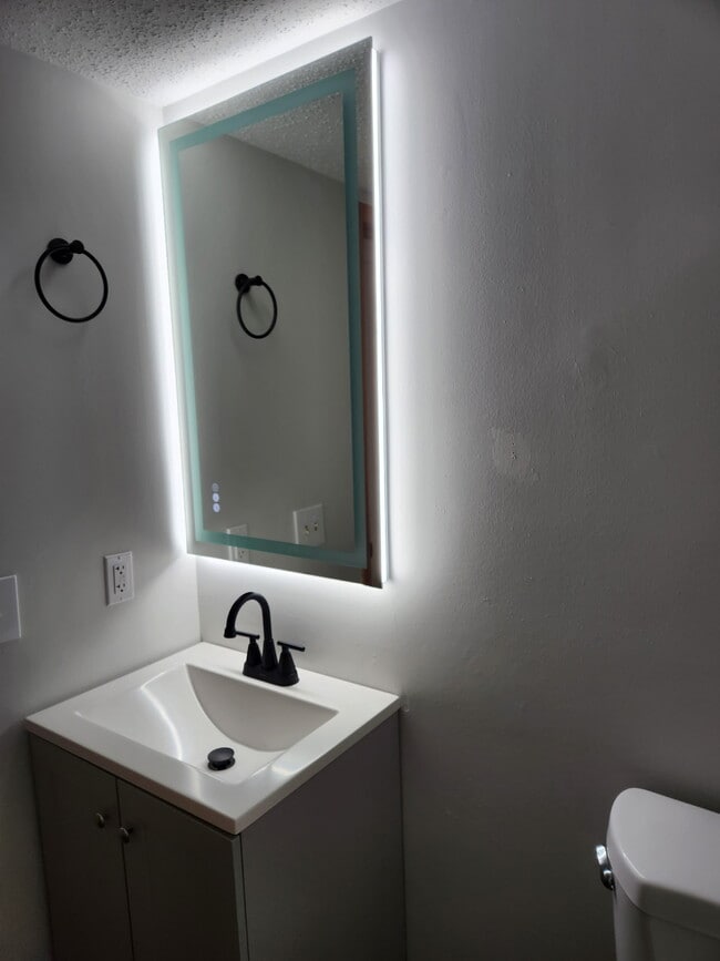 Building Photo - 4 Bonne Terre Ct