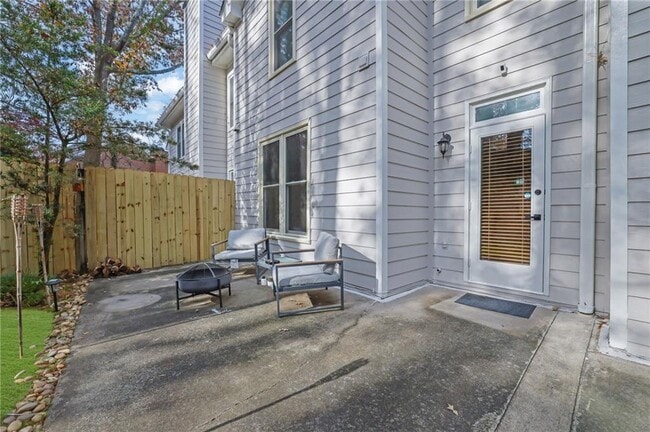 Building Photo - 7155 Roswell Rd