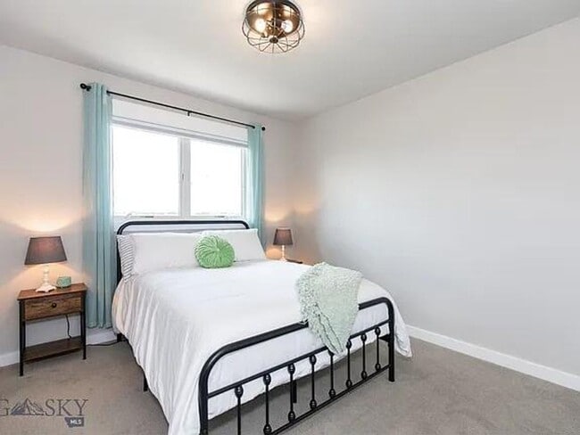 Building Photo - 3 Bd / 2.5 Bath Townhome Furnished or Unfurnished