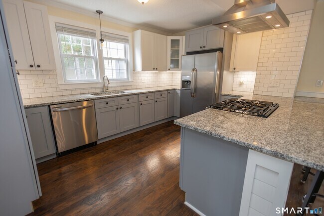 Building Photo - 387 Buckland St