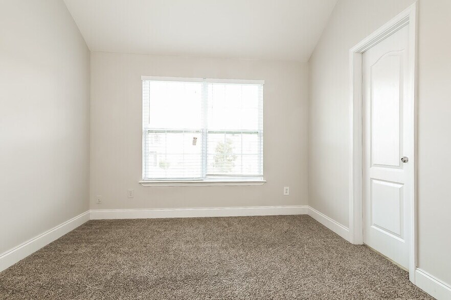 Building Photo - 1895 Logan Ridge Cir