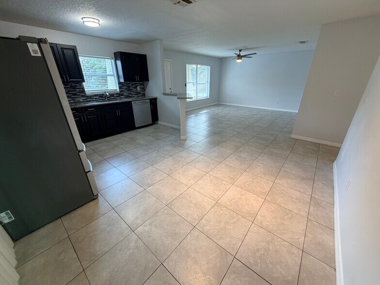 Building Photo - 2416 E 18th Ave