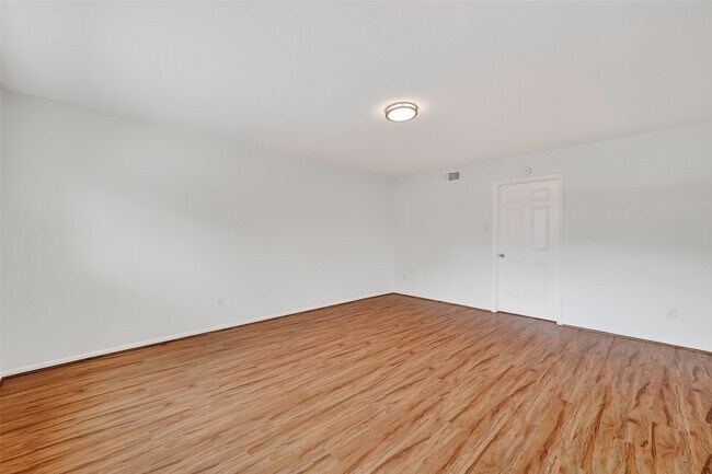 Building Photo - 500 N Post Oak Ln