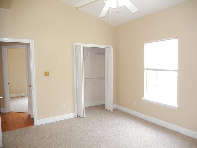 Building Photo - 3327 Dartmouth Dr