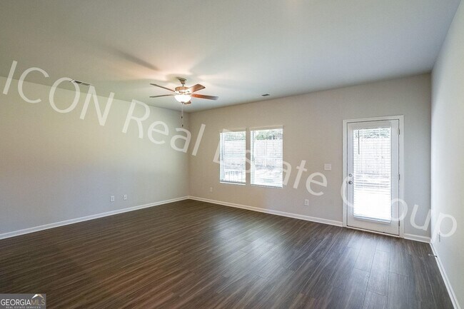 Building Photo - 124 Village Green Dr