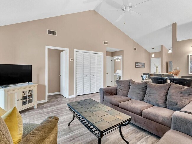 Building Photo - Beautiful Condo with Beach Front Access