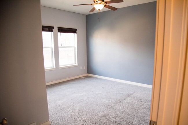 Building Photo - Farmington Crossing - 2 Bedroom Townhome