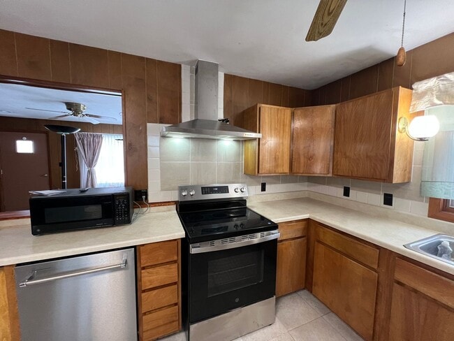 Building Photo - Click the “Apply Now” button or email wapmrentals@gmail.com for a prompt response.