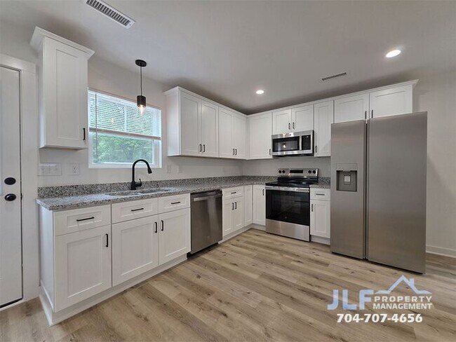 Building Photo - Brand New Construction 2 Bed/ 2 Bath Home in New London!