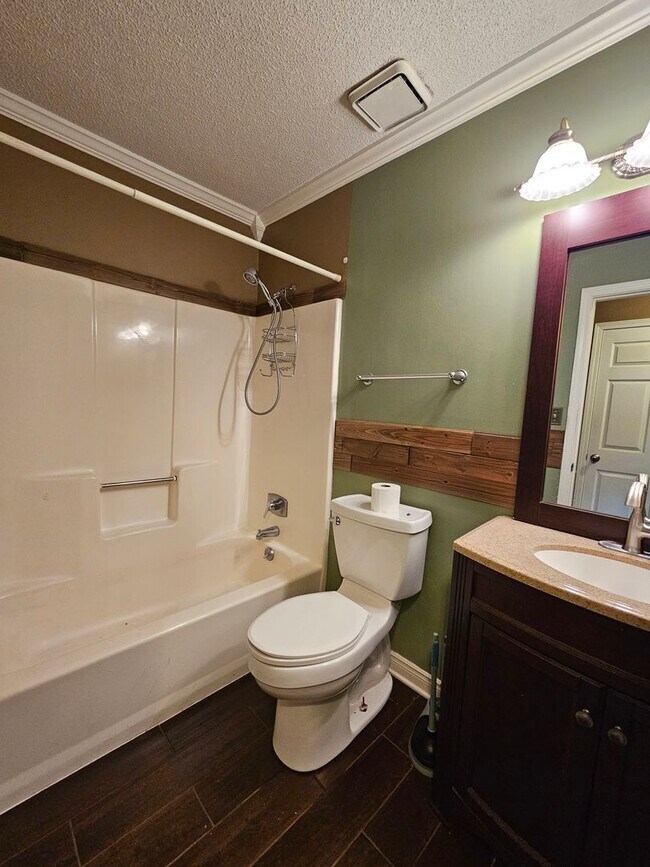 Building Photo - UPDATED Beautiful 3 bedroom 2 bathroom