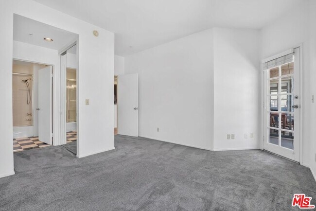 Building Photo - 3561 Clarington Ave