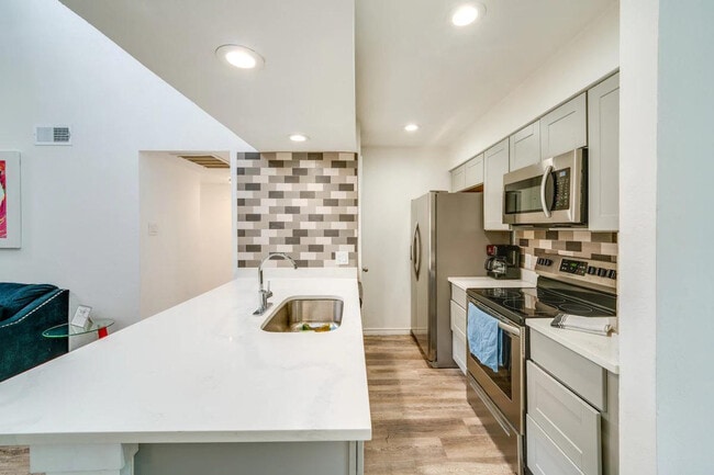 Building Photo - 85 Phoenix Dr