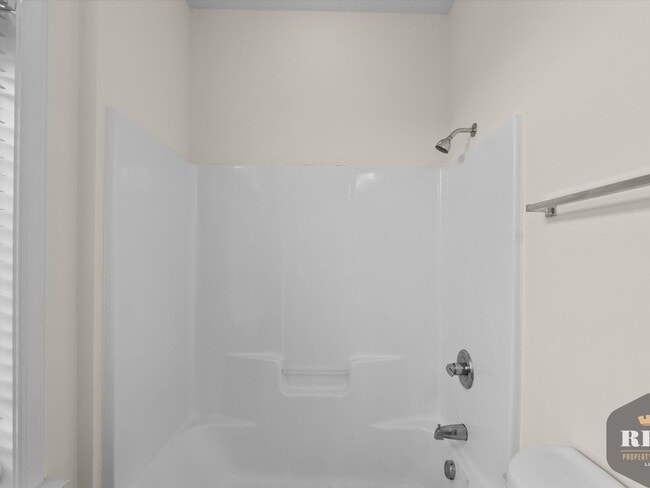 Building Photo - 3 Story Townhome, New Wood Floors, Great W...
