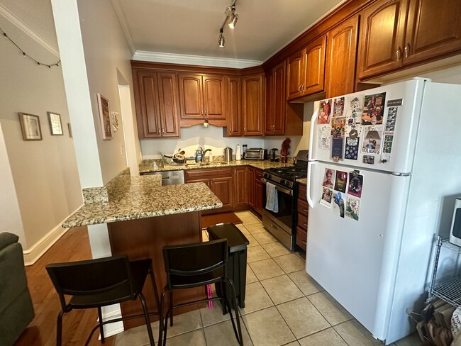 Building Photo - 1048 W Bryn Mawr Ave