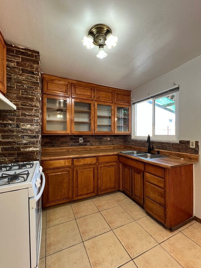 Building Photo - 3 Bedroom 2 Bathroom House Located Near Ca...
