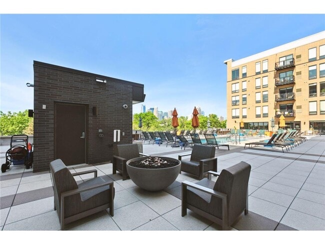 Building Photo - 401 SE Main St