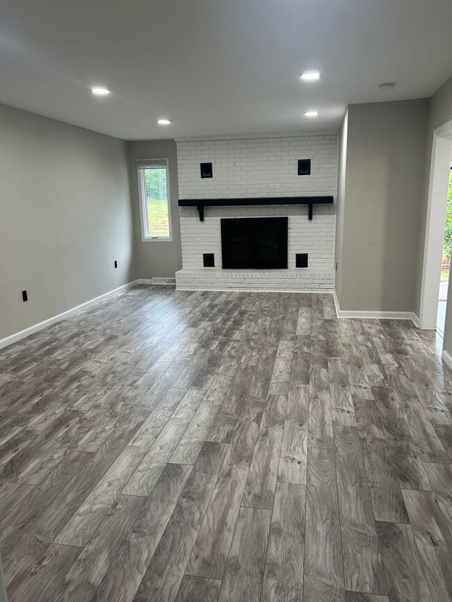 Building Photo - 5/3 Home Available Now!